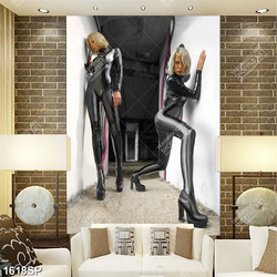 Tranh hai người mẫu với trang phục đen bó sát