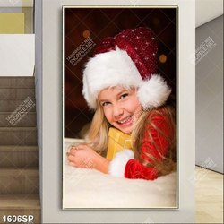 Tranh cô bé dễ thương ôm hộp quà