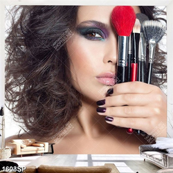 Tranh người mẫu make up và cọ trang điểm