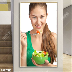 Tranh cô gái trẻ thưởng thức salat treo spa