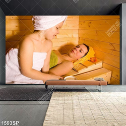 Tranh mẹ và bé quấn khăn trong phòng xông hơi