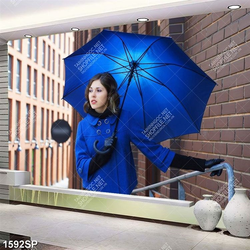 Tranh cô gái trẻ đứng che chiếc ô màu xanh biển