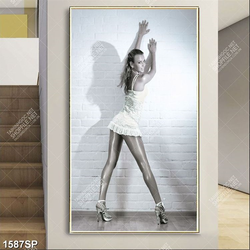 Tranh cô nàng sexy tạo dáng bên bức tường gạch trắng in uv