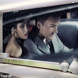 Tranh cặp đôi trẻ trong xe ô tô