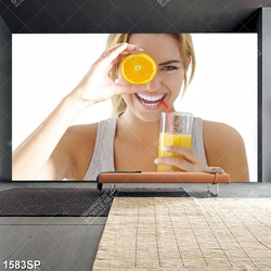 Tranh cô gái uống nước cam tươi