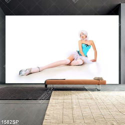 Tranh cô gái với đôi chân dài miên mang