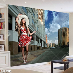 Tranh cô gái trẻ trung đứng bên đường phố