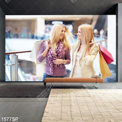 Tranh hai cô gái xinh đẹp đi dạo trung tâm mua sắm