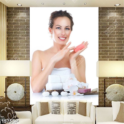 Tranh spa cô gái quấn khăn cầm bánh xà phòng trên tay