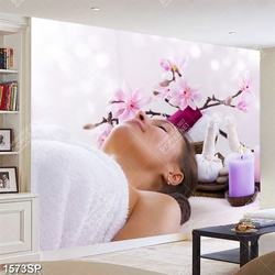 Tranh cô gái nằm thư giãn trong spa