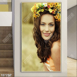 Tranh in canvas cô gái xinh đẹp đội hoa trên đầu treo spa