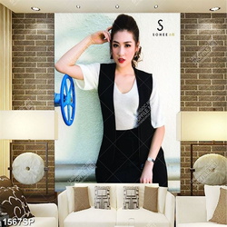 Tranh cô gái xinh đẹp dựa bên tường treo spa