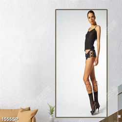 Tranh cô gái với đôi chân dài thẳng tắp treo spa