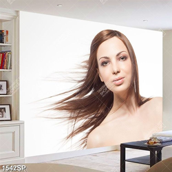 Tranh spa cô gái xõa tóc trên đôi vai trần