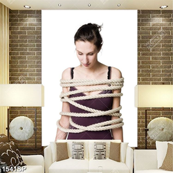 Tranh dây thừng quấn quanh cô gái