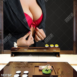 Tranh vòng một căng tròn của cô gái trẻ