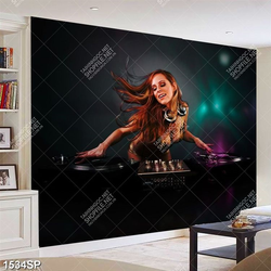Tranh nữ DJ nóng bỏng treo spa