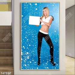 Tranh cô gái trẻ cầm tấm bảng trắng