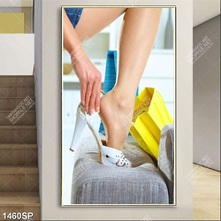 Tranh cô gái mang guốc cao gót