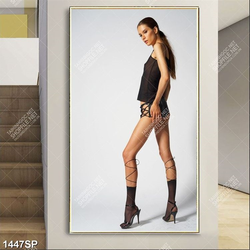 Tranh spa cô gái với đôi chân dài hút mắt