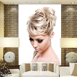 Tranh cô gái với đôi mắt trang điểm đậm