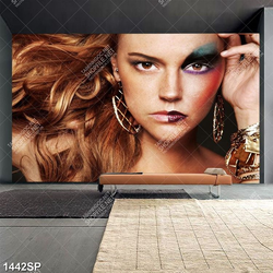 Tranh cô gái xinh đẹp được trang điểm một bên mặt