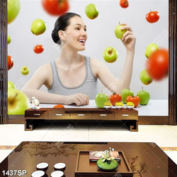 Tranh những trái táo và chua xoay quanh cô gái trẻ