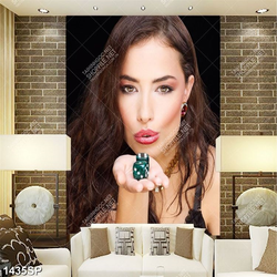 Tranh cô gái xinh đẹp cầm chiếc xúc xắc trên tay