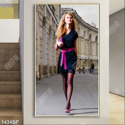 Tranh cô gái đi dạo dưới đường phố