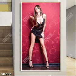 Tranh cô gái mặc váy sexy đứng tạo dáng bên bức tường đỏ