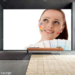 Tranh cô gái cầm bảng màu trên tay