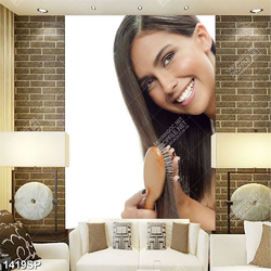 Tranh cô gái xinh đẹp tươi cười chải tóc