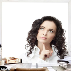 Tranh cô gái tóc xoăn xinh đẹp in uv