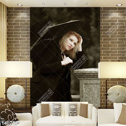 Tranh cô gái che dù đứng tựa bên tường