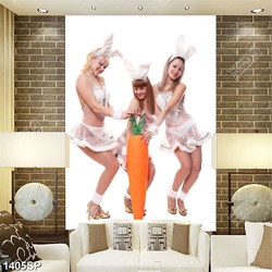 Tranh ba cô gái mặc bikini trắng và củ cà rốt