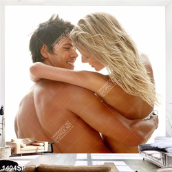 Tranh in uv đôi trai gái ôm nhau tình tứ