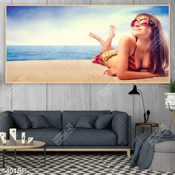 Tranh cô gái mặc bikini tắm nắng bên bãi biển
