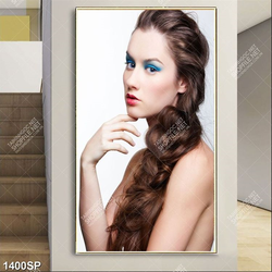 Tranh người mẫu với mái tóc dài che đi vòng một