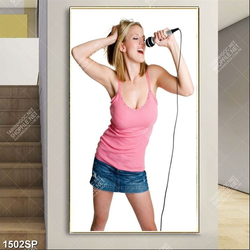 Tranh spa cô gái xinh đẹp cầm micrô hát