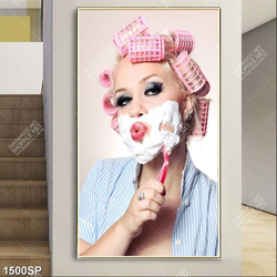 Tranh cô gái quấn tóc bôi kem cạo râu