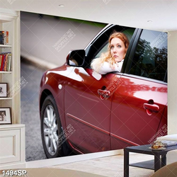 Tranh cô gái ngồi suy tư trên thành kính xe ô tô