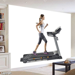 Tranh cô gái chạy bộ thể dục trên máy