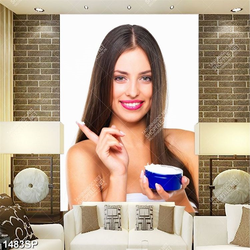 Tranh cô gái xinh đẹp bôi kem chống nắng