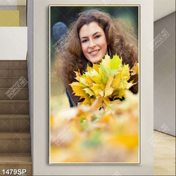 Tranh cô gái xinh đẹp cầm những chiếc lá vàng