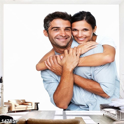 Tranh đôi trai gái ôm nhau vui vẻ tươi cười