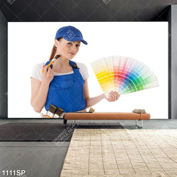 Tranh cô gái trẻ cầm bảng màu trên tay