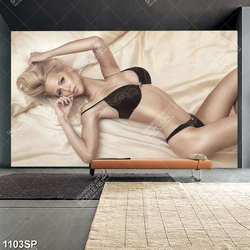 Tranh người mẫu bikini nằm tạo dáng gợi cảm treo spa