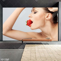 Tranh cô gái tạo dáng nghệ thuật cắn dâu đỏ treo tường spa