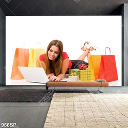 Tranh spa cô gái tạo dáng với những chiếc túi sắc màu