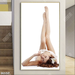 Tranh cô gái với đôi chân dài nuột nà treo spa